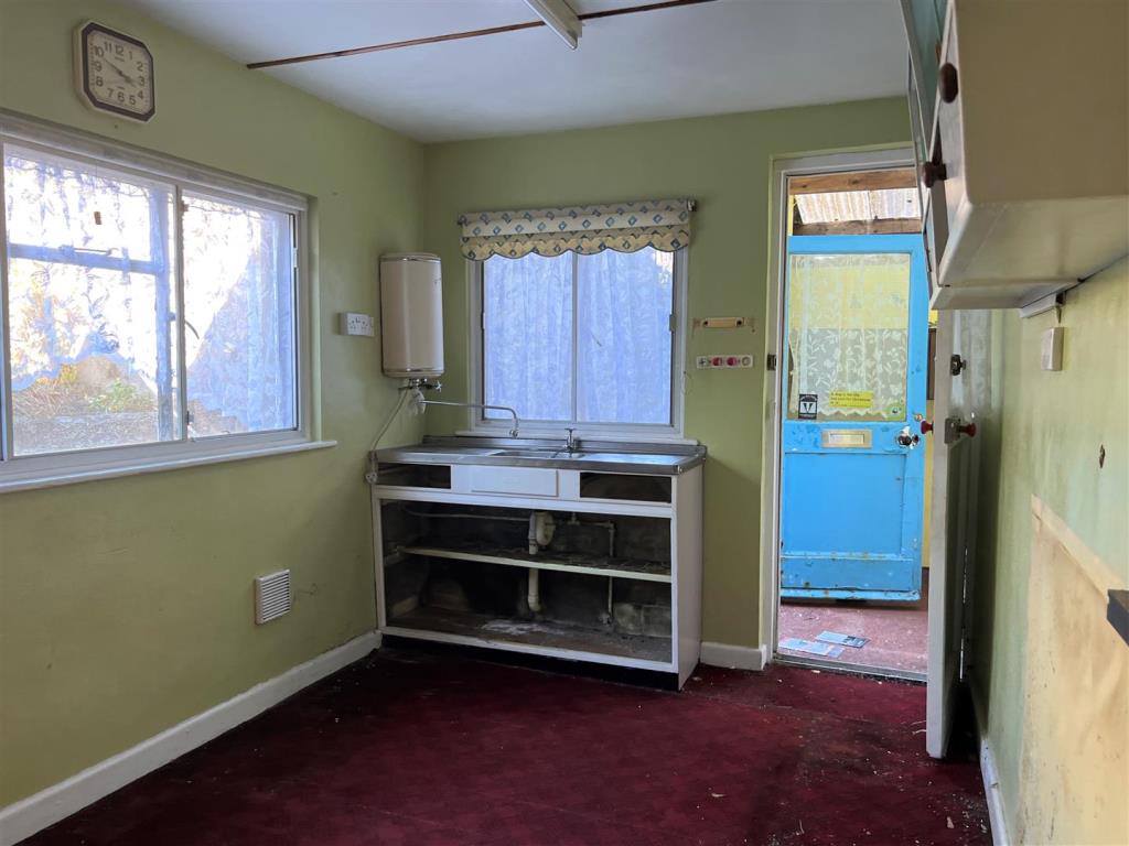 Lot: 55 - COTTAGE FOR RENOVATION SITTING ON GENEROUS PLOT -